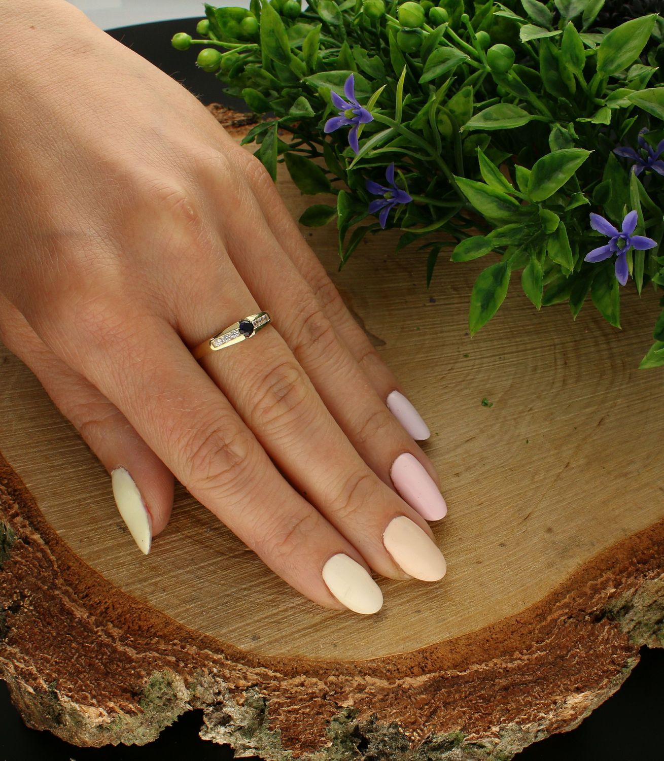 Złoty pierścionek z granatową cyrkonią pr 333 PI 1425H 333.  Granatowa cyrkonia pięknie się mieni otoczona mniejszymi białymi cyrkoniami. Ponadczasowy wzór,. Na prezent (1).jpg